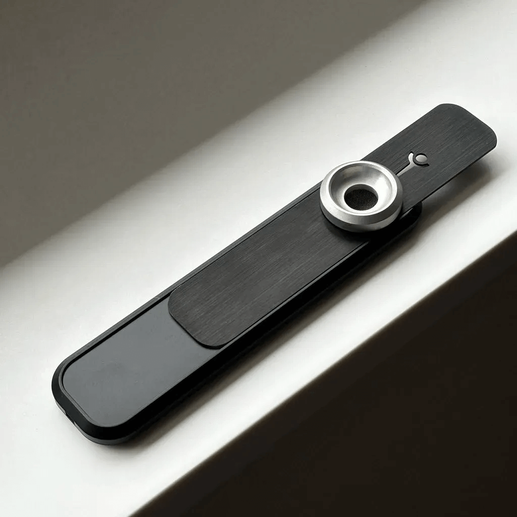 Silver Adaptabowl attached to TOP Secret Stealth Genius Pipe.