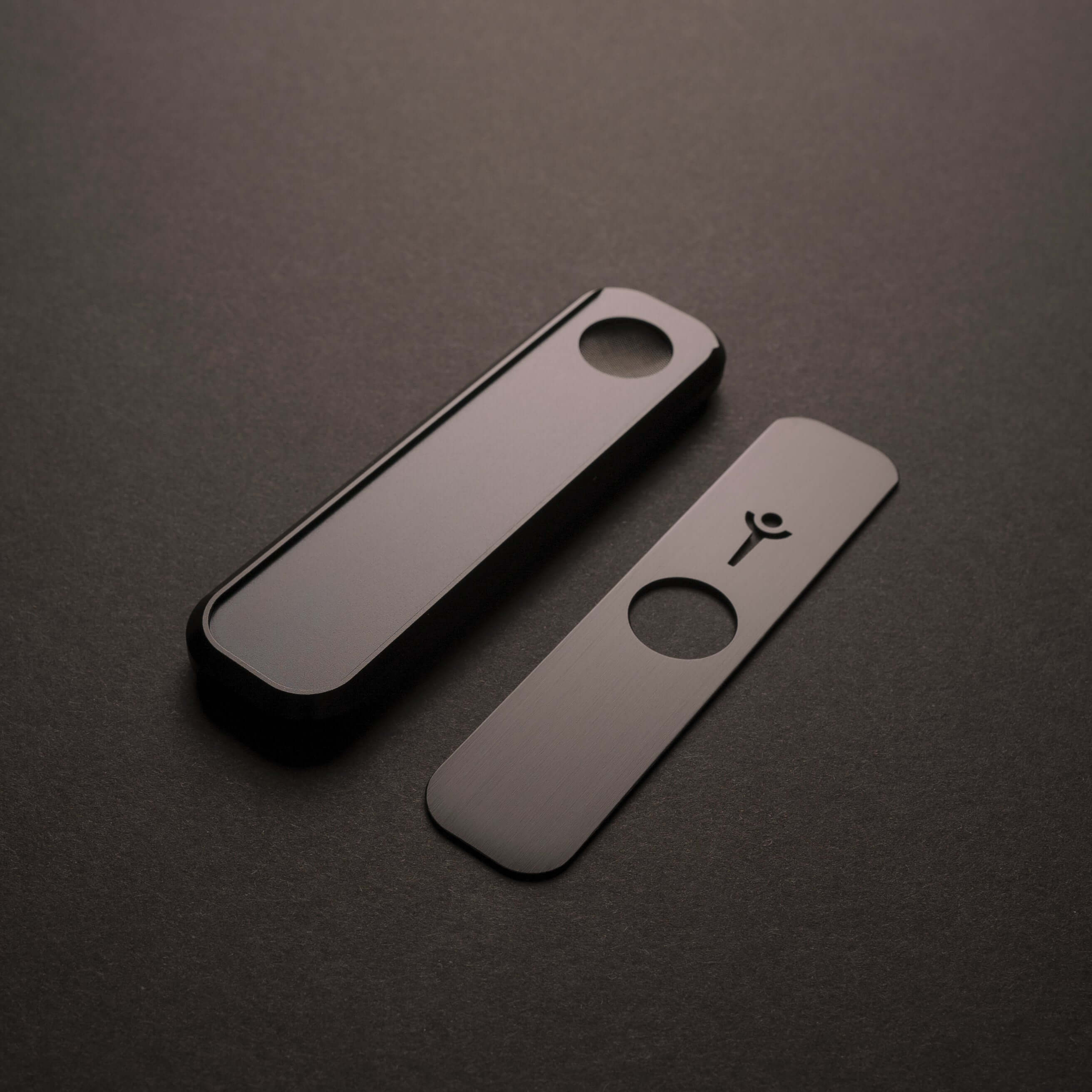 Genius Pipe Mini Black with magnetic slider removed and placed beside device.