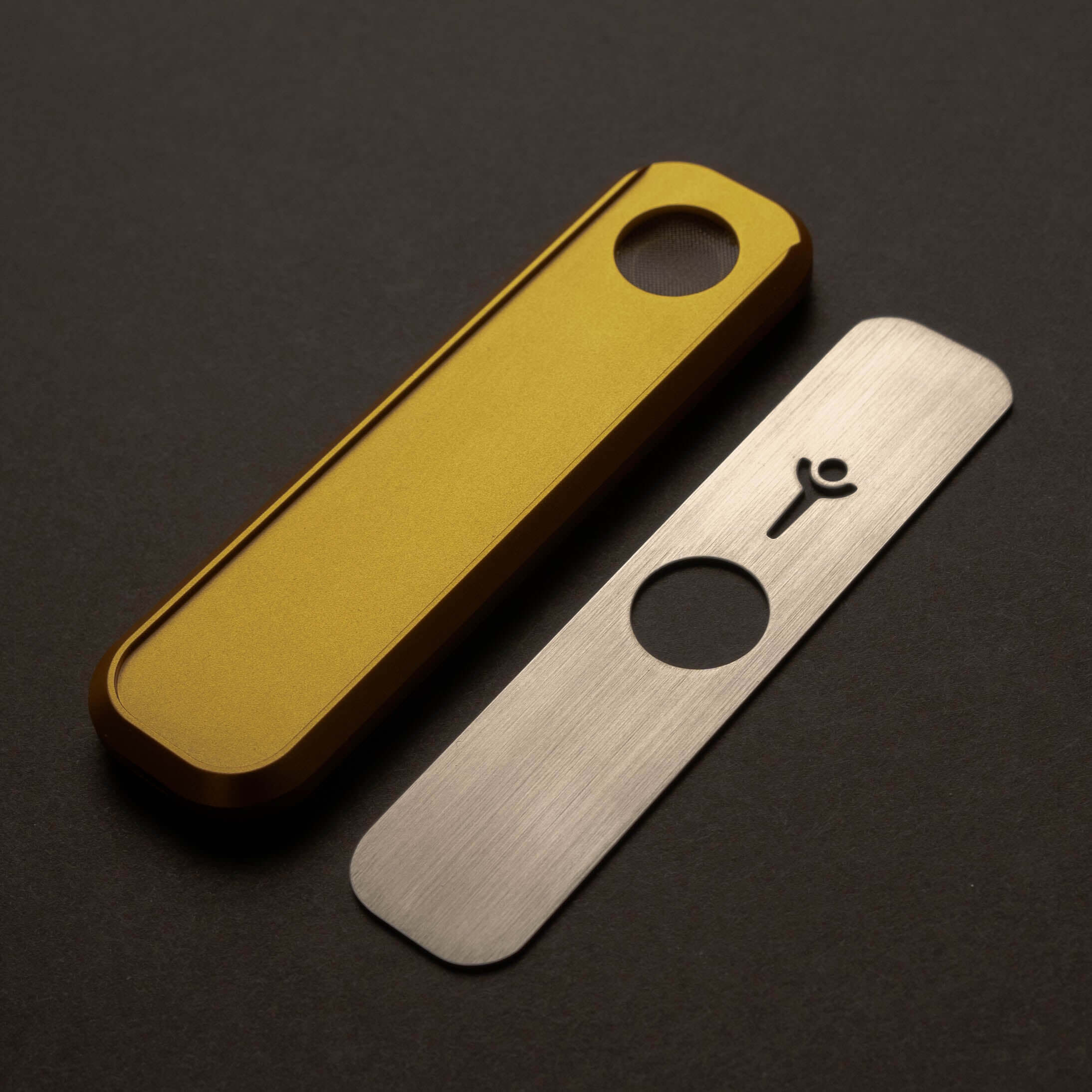 Genius Pipe Mini Gold with magnetic slider removed and placed beside device.